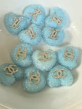 25mm designer sugar hearts.