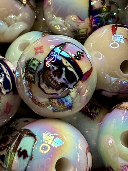 16mm skull ☠️ money hungry bead with uv coating.