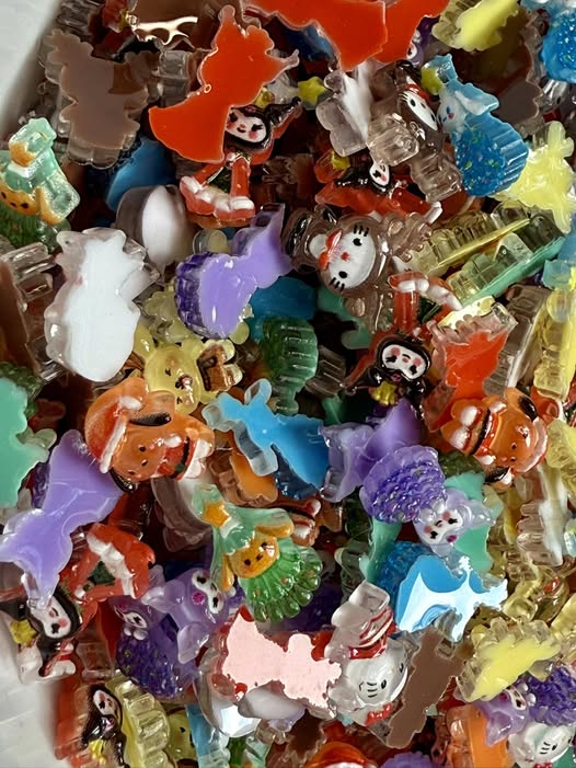 1.2cm Sanrio family Xmas nail charms.