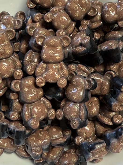 32mm LV acrylic 3d black and brown bear bead