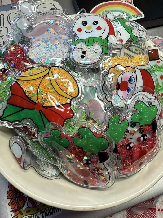 5cm plastic glitter filled shakers.