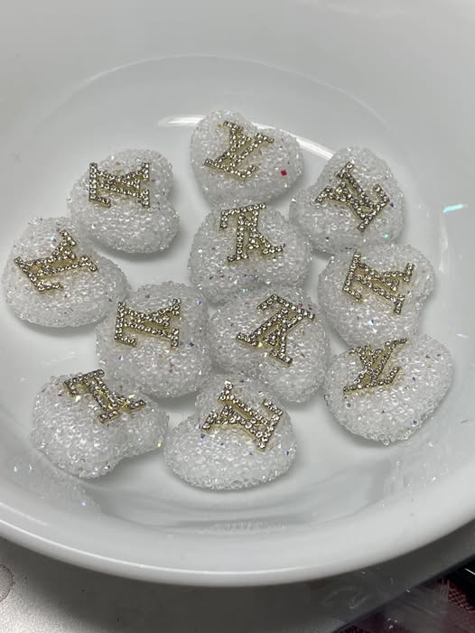 25mm designer sugar hearts.