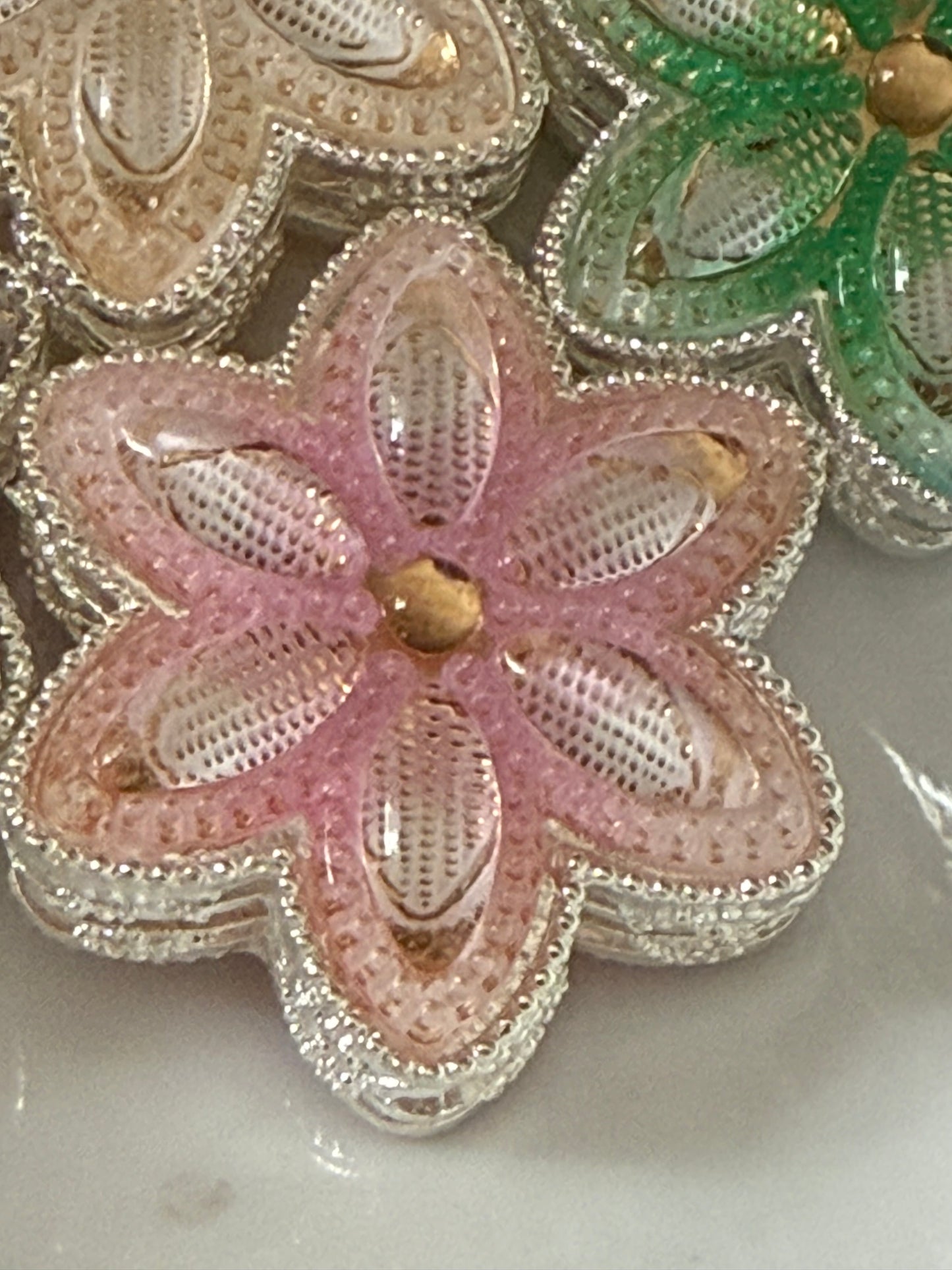 32mm stunning metal with lace design and beautiful variegated fish scale petals1