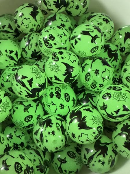 18mm glow in the dark spooky Halloween bead.