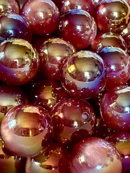 16mm gold electroplated marbled burgundy cat’s eye bead. These are stunning.