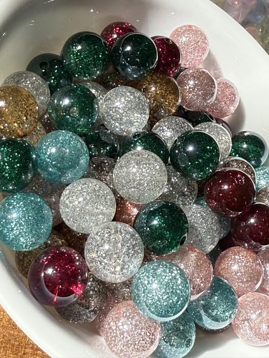 18mm Christmas silver glitter beads.