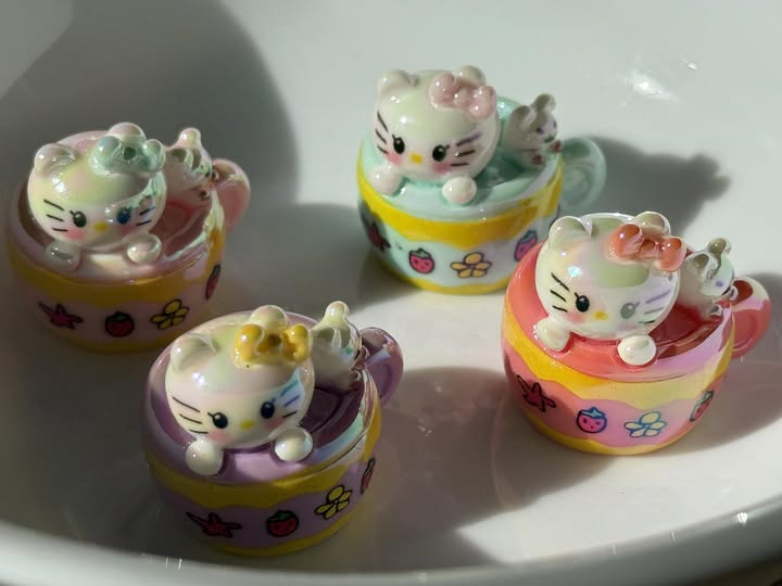 30mm HK and her little buddy are riding the tea cup bead