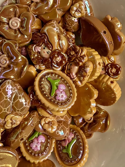 22mm glossy coated designer beads. Four designs and they fit pens