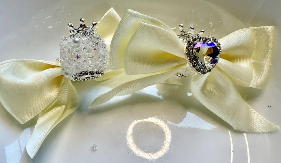 22mm fancy sugar and rhinestone bead with a stunning silver crown.