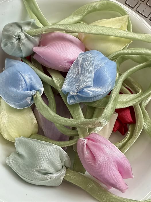 18.5” satin tulip charm cords.