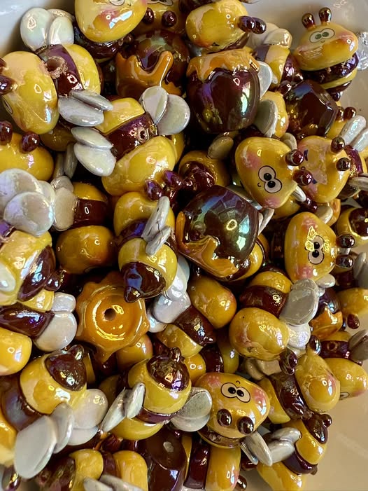 12mm absolutely adorable fully 3D bee bead that fits pens