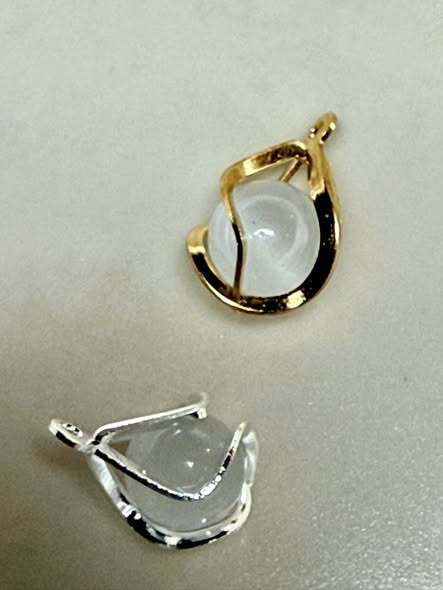 20mm metallic gold and silver glass tiger eye beads encased in a twist metal enclosure