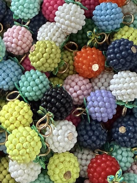 pendant 18mm berry bead with reflective leaves