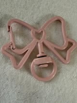 Bow shaped spring clip with swivel bottom