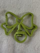 Bow shaped spring clip with swivel bottom