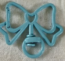 Bow shaped spring clip with swivel bottom