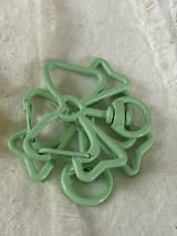 Bow shaped spring clip with swivel bottom