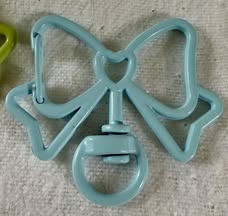 Bow shaped spring clip with swivel bottom